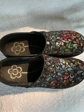 Sanita Black Clogs with Iridescent Rainbow Teardrop Print